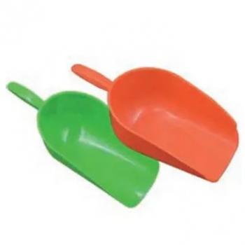 Plastic feed scoop